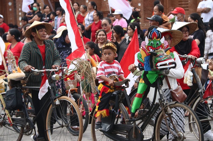 Peringatan HUT Kemerdekaan RI ke-79 di Tabanan, Bagikan Ribuan Bendera Merah Putih dan Pawai Budaya