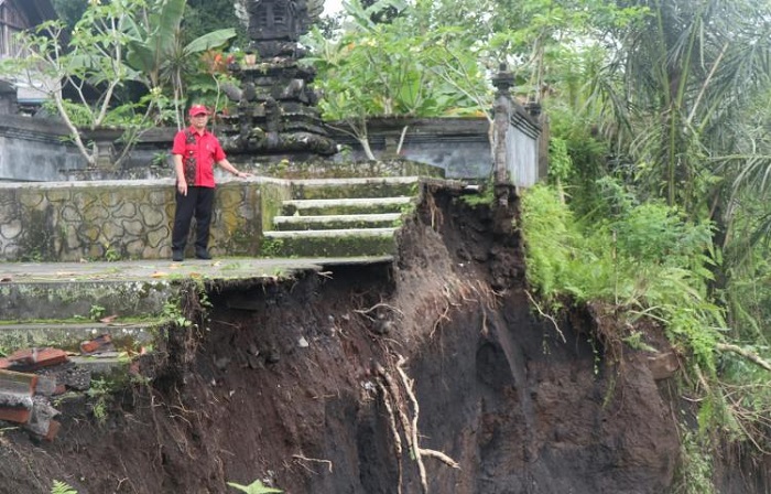 Bupati Gede Dana Serahkan Bantuan Korban Banjir Desa Jungutan