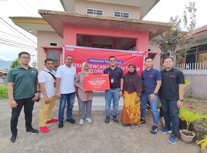 Telkomsel Bagikan Bantuan Kepada Warga Terdampak Angin Ribut di Flores Timur