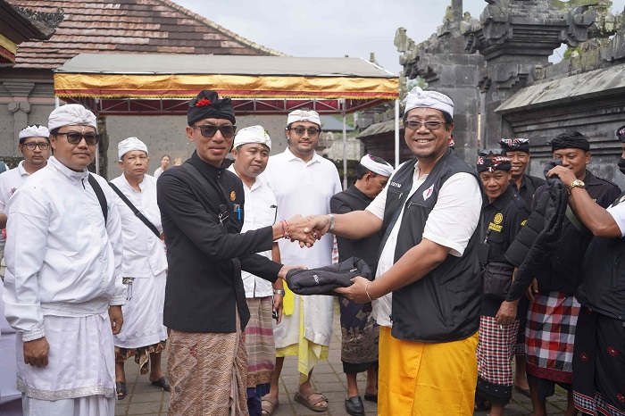 Telkomsel Perkuat Jaringan di Upacara Ida Bethara Turun Kabeh Besakih, Serahkan CSR untuk Pecalang