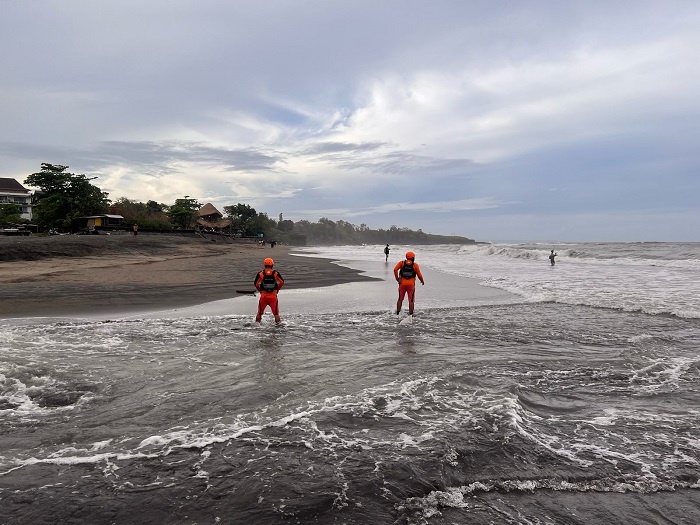 Perahu Dihantam Ombak, Seorang Nelayan Hilang di Perairan Tanah Lot