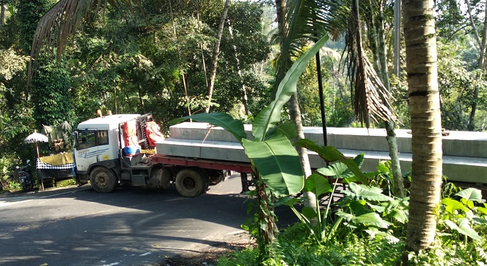 Truk Tergelincir Macetkan Arus Lalu Lintas di Bukit Jambul