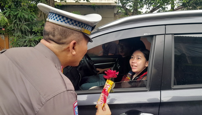 Hari Valentine, Sat Lantas Polres Tabanan Bagi-bagi Bunga Mawar