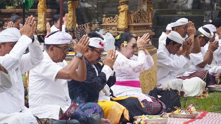 Wagub Bali Jalani Prosesi Mapepada Wewalungan di Pura Mandara Giri Semeru Agung