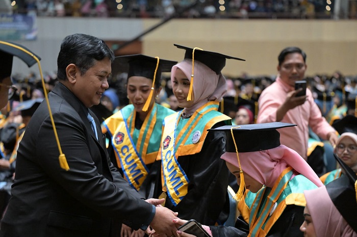 Wamen Viva Yoga Ajak Wisudawan STIEI Jakarta Optimis Hadapi Tantangan Masa Depan