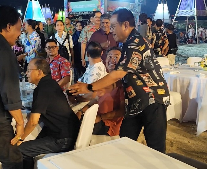 Momen Wayan Koster Dapat Kejutan Cok Ace di Sanur Village Festival