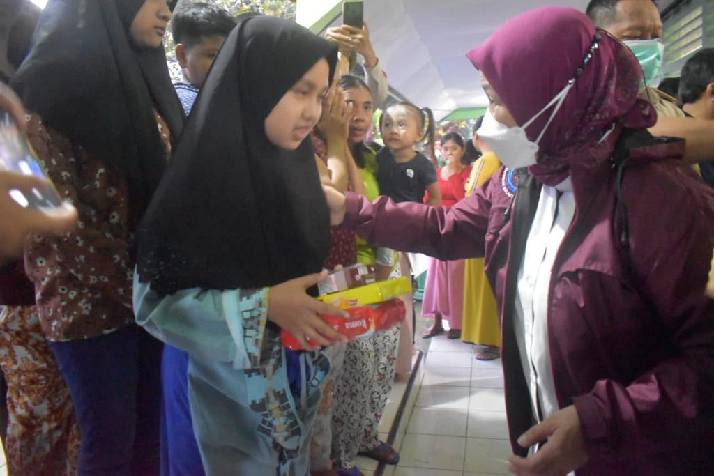 Lakukan Aksi Solidaritas, KKP Bagikan Ikan Kaleng dan Kebutuhan Harian