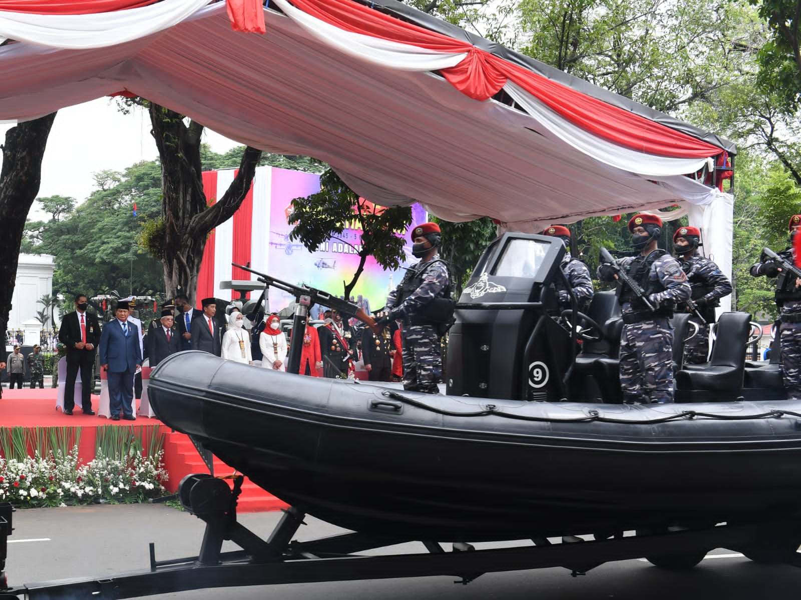 Presiden Joko Widodo dan Wapres Ma’ruf Amin Saksikan Defile Alutsista