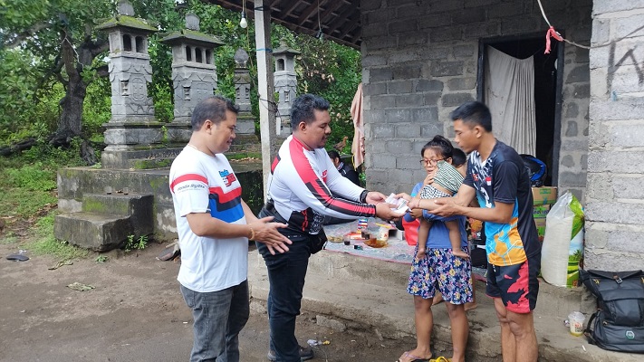 ‘HOBI Berbagi’, Kunjungi Warga Kurang Mampu dan Bangun MCK di Karangasem