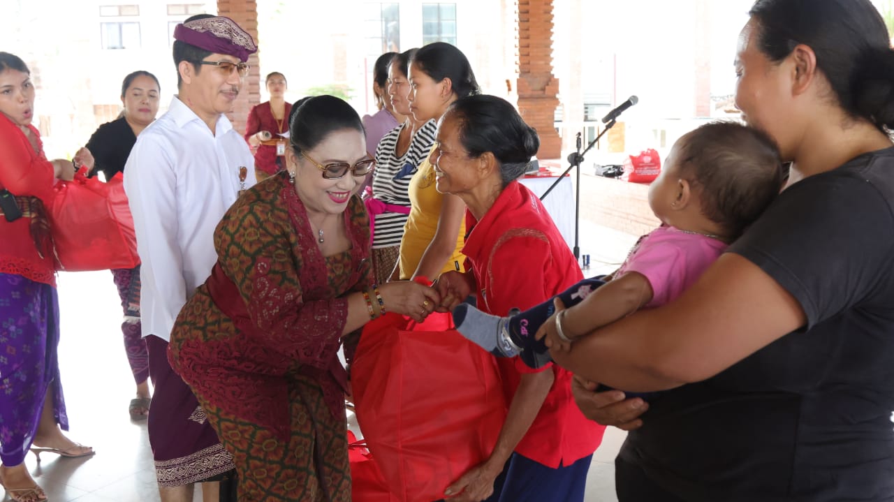 Dorong Peran Perempuan Dalam Percepat Penuntasan Stunting di Bali, BKOW Lakukan Kegiatan Aksi Sosial