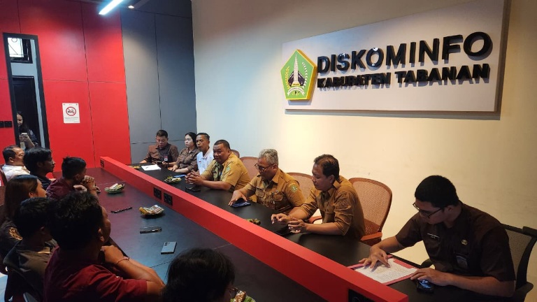 Setwan DPRD Karangasem dan Wartawan Studi Banding ke Diskominfo Tabanan, Perkuat Sinergi Transparansi Informasi