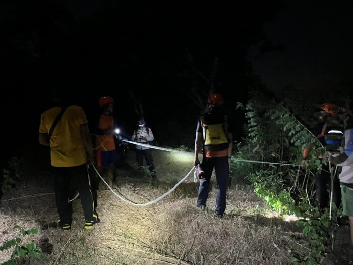 Terjebak Air Pasang Di Pantai Padang-Padang, Dua WNA Berhasil Dievakuasi Tim Sar