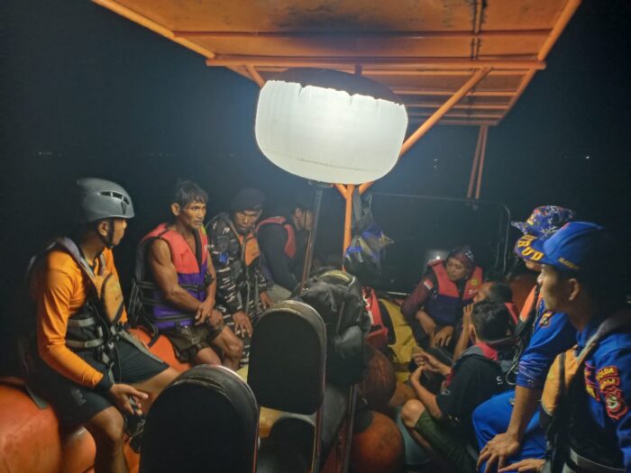 Tim SAR Gerak Cepat, Enam Pemancing Berhasil Selamat Dari Insiden Perahu Terbalik