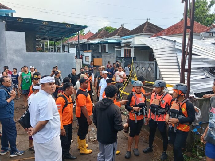 Seorang Mahasiswa Hanyut Terseret Banjir Di Desa Bakti Seraga
