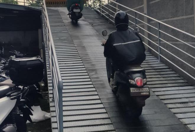 Turunan Parkir Licin, Pengendara Skutik Wajib Waspada
