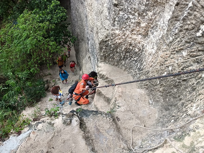 Wisatawan India Tergelincir saat Naik Tangga di Pantai Diamond Nusa Penida