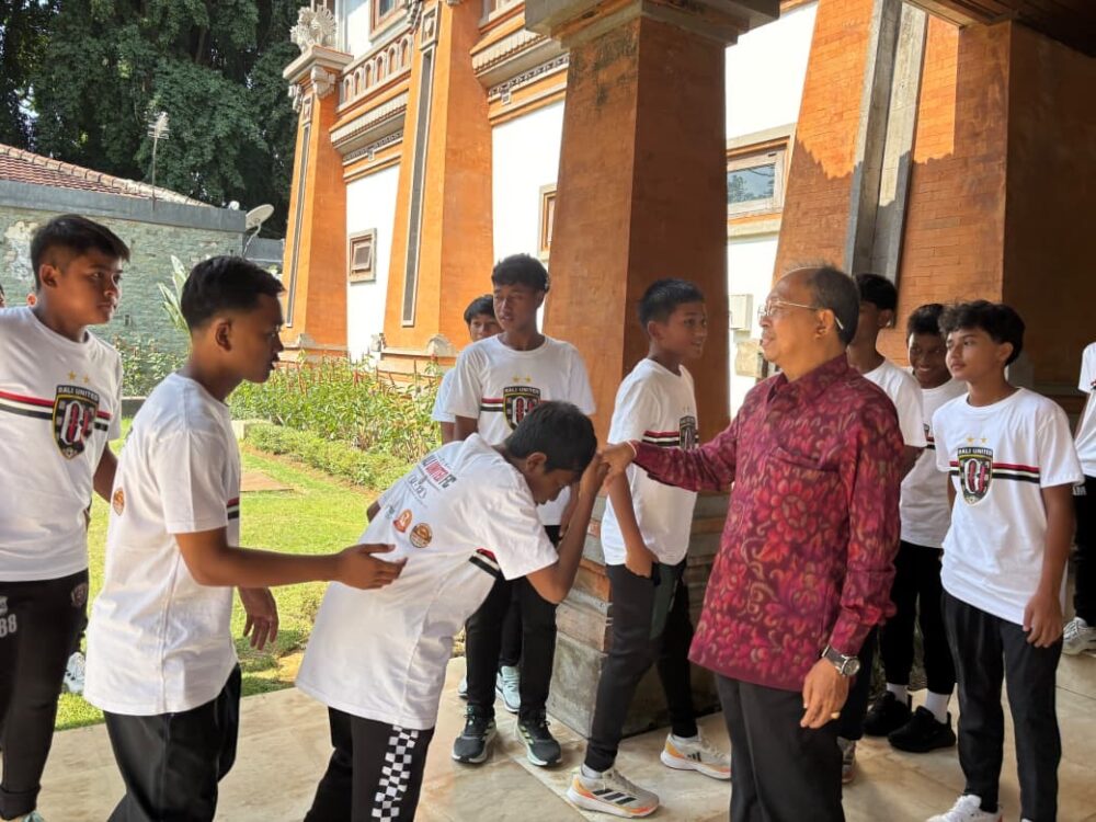 Lepas Tim Bali United U-13 ke Piala Soeratin Nasional, Gubernur Koster Support Rp 45 Juta