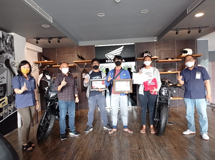 AHM Best Student, Astra Motor Bali Serahkan Plakat Kepada Siswa Berprestasi