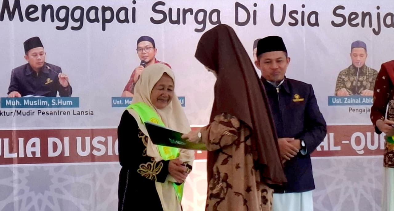 47 Lansia di Sleman Lulus dari Pesantren Lansia Taman Surga, Diwisuda di Pendopo Bupati