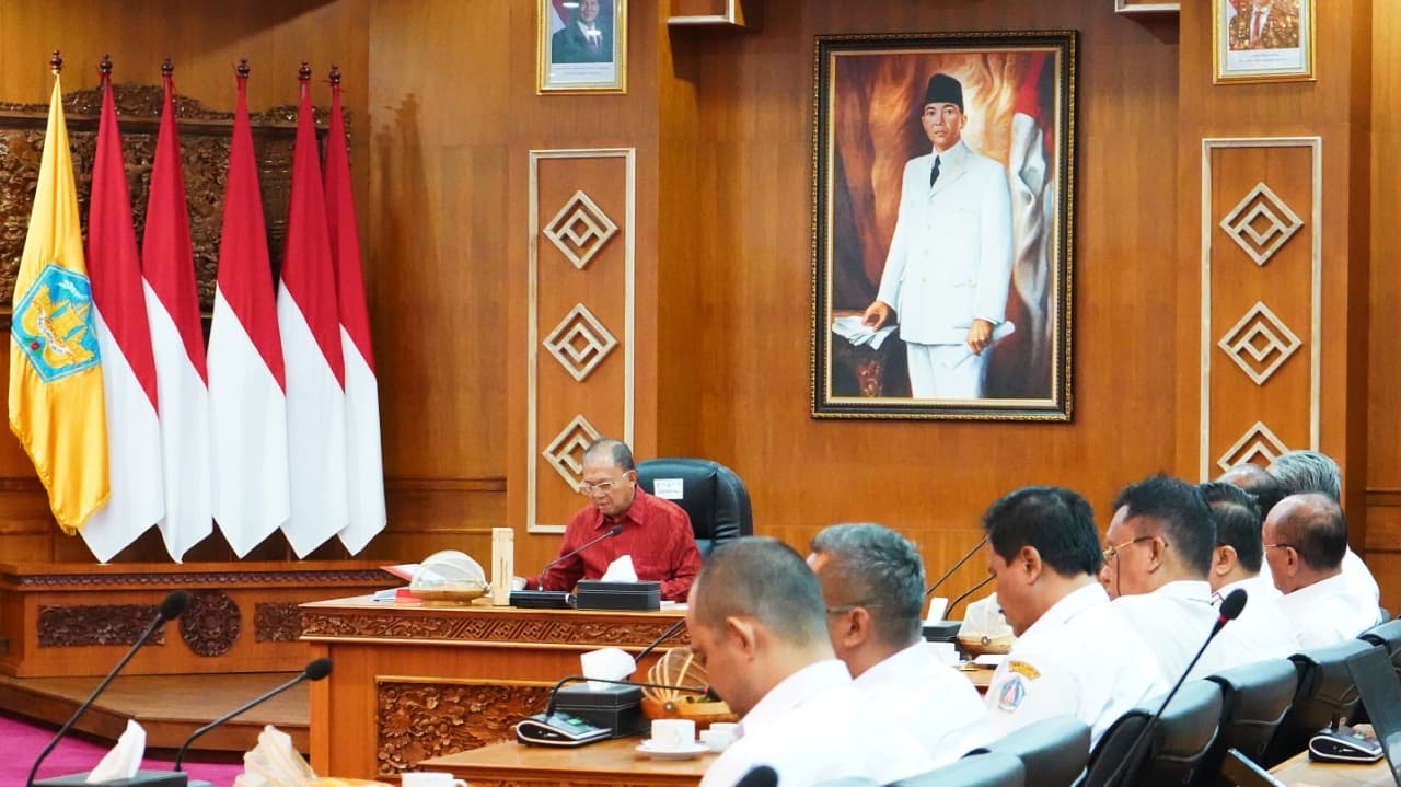 Gubernur Koster Tetapkan 5 Kawasan Rendah Emisi di Bali, Hotel hingga Mal Wajib Gunakan PLTS Atap