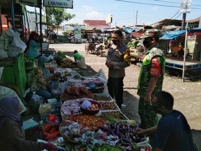 TNI Polri Berkolaborasi Sosialisasi Prokes Covid 19 di Pasar