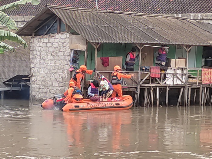 Banjir Terjang Legian,  Tim SAR Evakuasi Lima Orang Warga