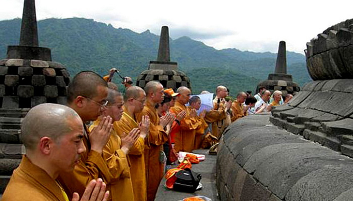 Kelilingi Candi Borobudur, Ratusan Biksu Panjatkan Doa