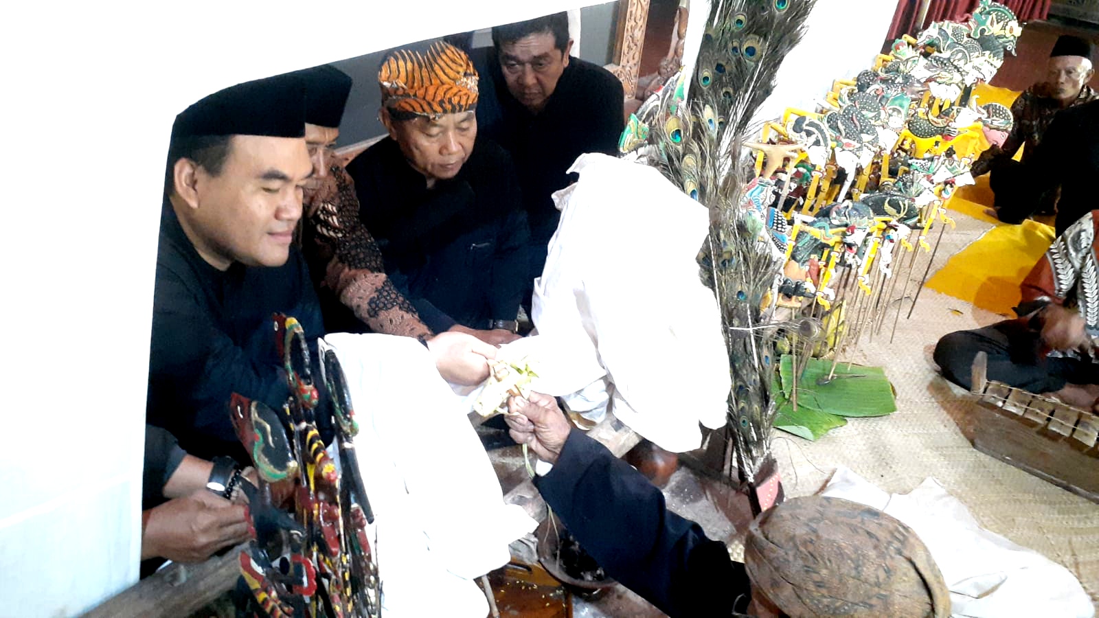 Tunaikan Janji Politik, Bupati Blora Gelar Wayangan Krucil di Rumah Dinas