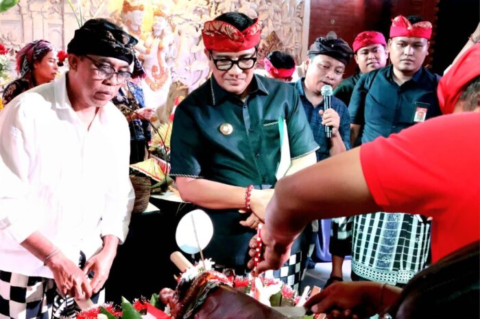 Bupati Sanjaya Puji Semangat Gotong Royong Warga Banjar Pande dalam Perayaan Unik HUT RI