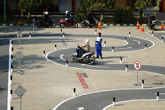 Semarakkan Hari Lalu Lintas Bhayangkara, Yayasan AHM Siapkan SMKN 1 Bulakamba Brebes sebagai Duta Safety Riding Milenial