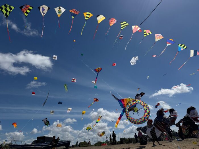 Langit Sanur Berwarna-warni: Coca-Cola Ikut Meriahkan Aksi Seniman Muda di Rare Angon Festival 2026