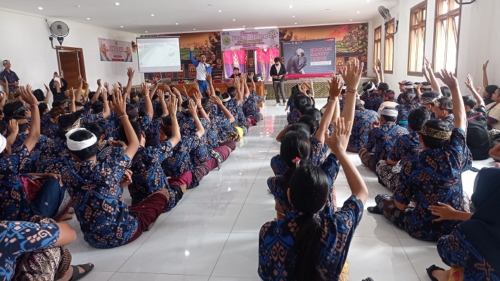 Prediksi Bahaya di Jalan: Siswa SMK Negeri 6 Denpasar Dibekali Ilmu Keselamatan Berkendara