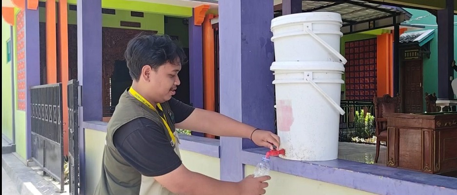 Solusi Bau Sampah, KKN UGM Kenalkan Teknologi Komposter Sederhana ke Warga Banyuurip Rembang