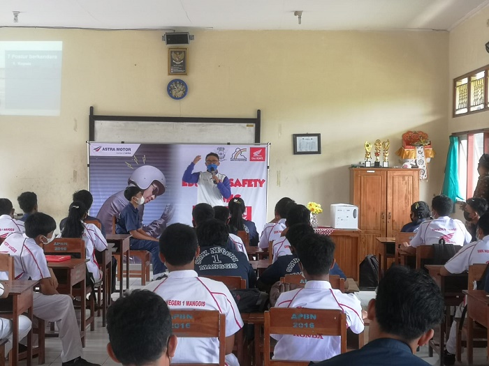 Edukasi ‘Safety Riding’ Sambut HUT dan Kelulusan SMKN I Manggis