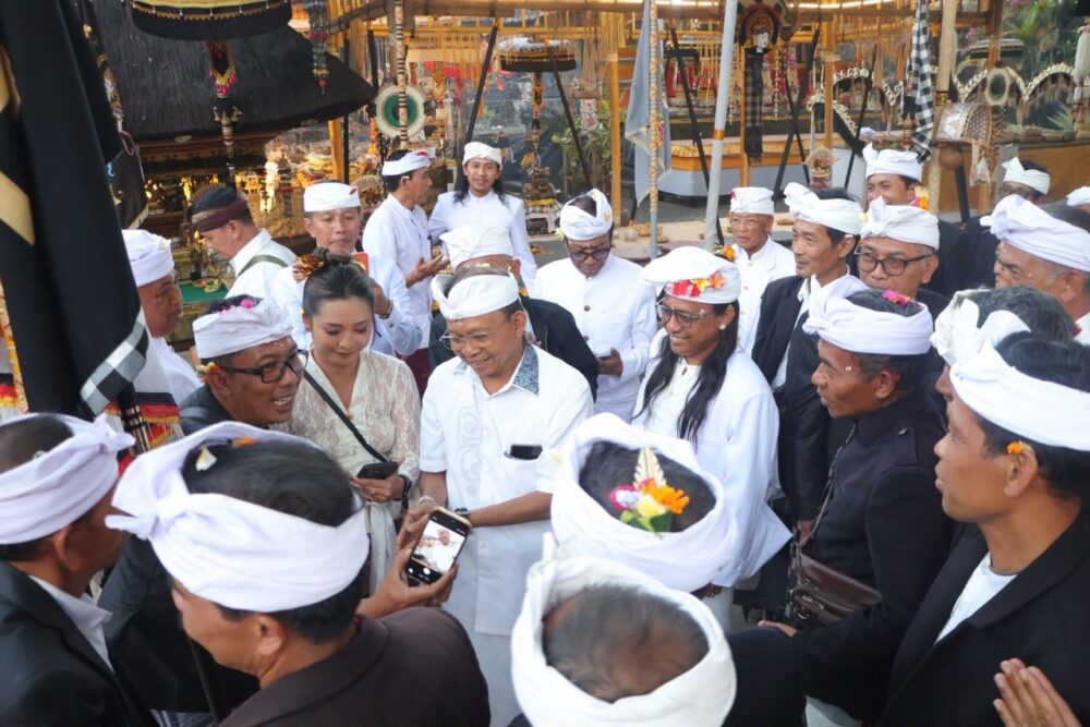 Gubernur Koster Tegaskan Komitmen Jaga Peradaban Bali Saat Tangkil di Pura Bukit Mentik Bangli