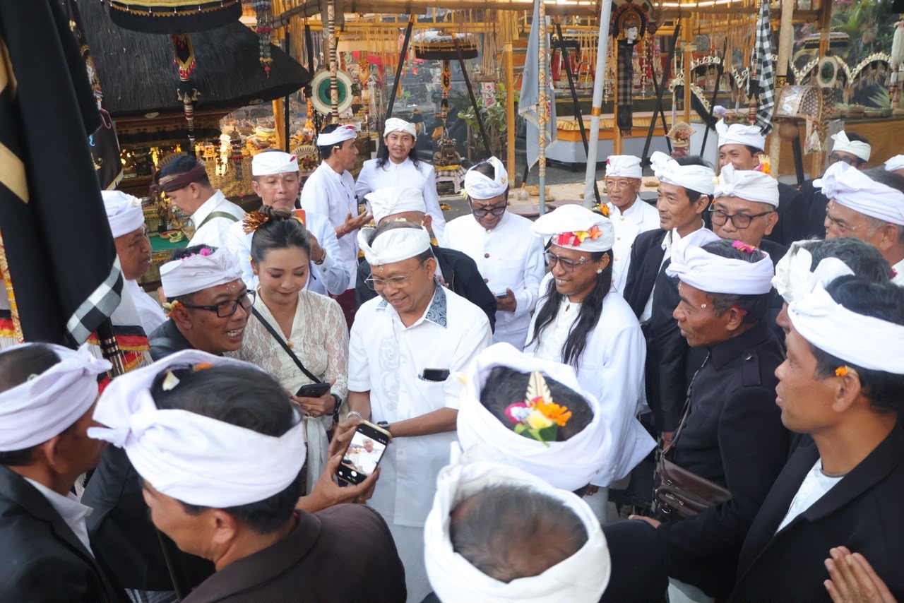 Gubernur Koster Tegaskan Komitmen Jaga Peradaban Bali Saat Tangkil di Pura Bukit Mentik Bangli