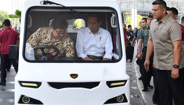 Presiden Jokowi Minta Industri Otomotif Antisipasi Tren Mobil Listrik