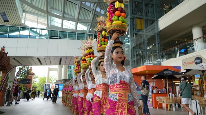 Bandara I Gusti Ngurah Rai Sajikan Pesta Budaya Galungan, 67 Ribu Penumpang Disambut Semangat Dharma