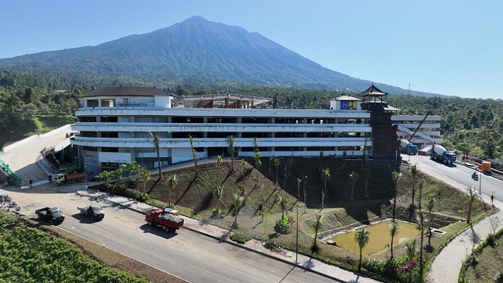 Gubernur Wayan Koster Wujudkan Program Perlindungan Kawasan Suci Pura Agung Besakih