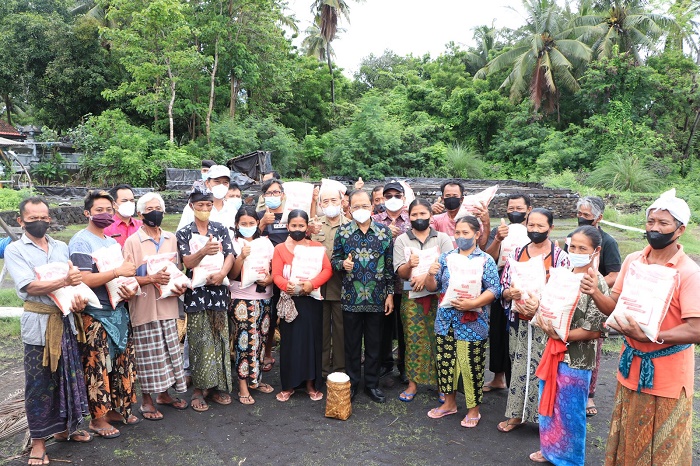 Gubernur Wayan Koster Minta Pesisir Pantai Dijaga sebagai Sentra Garam Tradisional