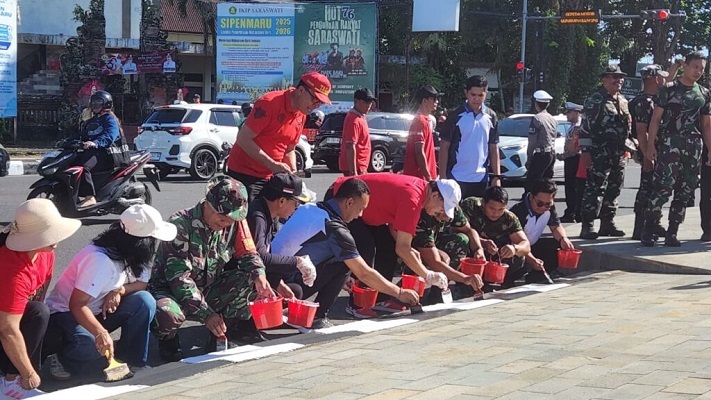 Ribuan ASN Turun ke Jalan, Gotong Royong Cat Trotoar Sambut HUT ke-532 Kota Singasana