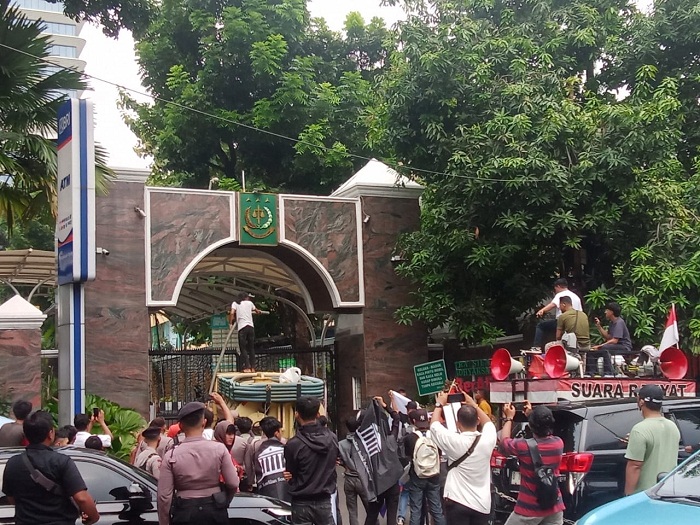 Diduga Hanya Jago Pencitraan Lewat Survei Pesanan, Kamerad Gelar Aksi Demo Semprot Gedung Kejagung dengan Tinja
