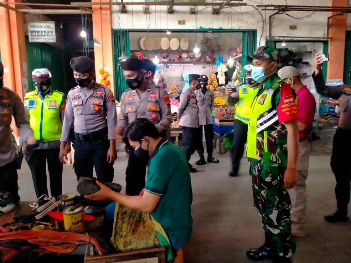 Pedagang Pasar Bintoro Kena Tegur Petugas Gabungan