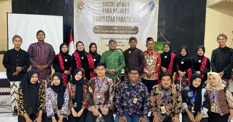 Lestarikan Budaya Jawa, Kolaborasi Mahasiswa KKN UAD Gelar Pawiyatan Panatacara di Jogja