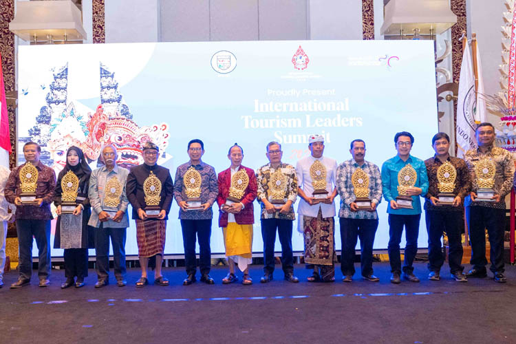 12 Tokoh Bali Terima ITLS Award 2025 dari IHGMA Bali, dari Jurnalis Hingga Maestro Seni