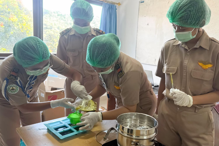 Dari Gulma Jadi Sabun Antijamur: ITEKES Bintang Persada Tularkan Inovasi Wirausaha ke Siswa SMA
