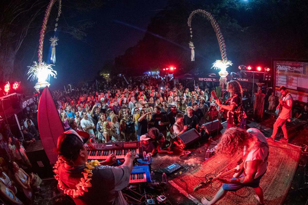 24 Peselancar Dunia Siap Taklukkan Ombak Legendaris di Rip Curl Cup Padang Padang 2026