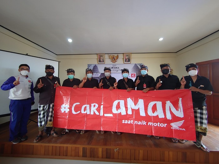 Edukasi #Cari_Aman bagi Pecalang, Ingatkan Pentingnya Wajib Helm saat Berkendara