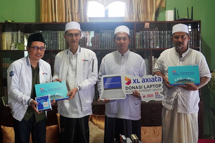 Digitalisasi Pedesaan, XL Axiata Bagikan Laptop ke Puluhan Ponpes